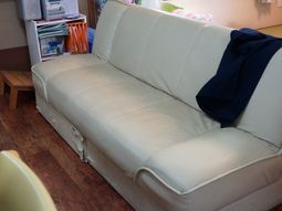 ベージュのソファの休憩室
