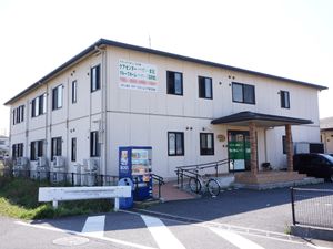施設の外観と看板