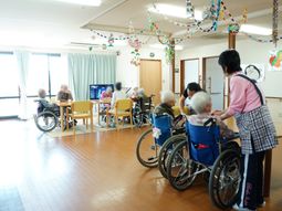 多人数でテレビ鑑賞する広間