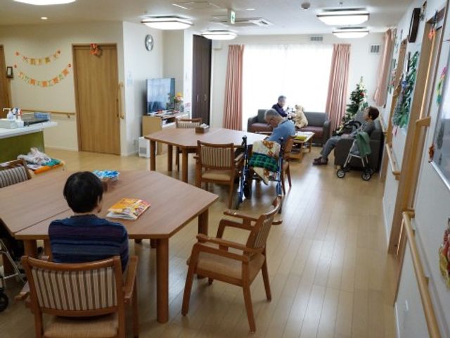共有スペースの日常風景 リビング ゆとりある食堂での憩いの時間、利用者様が寛げる設計です。こちらのゆったりとした雰囲気を是非体感してください。