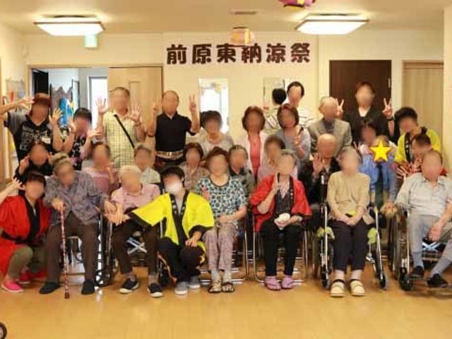笑顔の集合ポートレート 納涼祭 笑顔あふれる活気のある空間で、一緒に働きませんか？皆さん歓迎の姿勢で、新しい仲間をお待ちしています。
