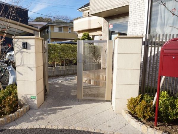 明るいエントランス門扉