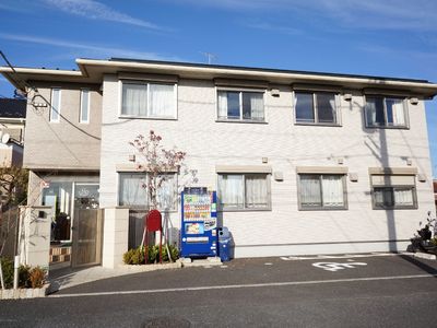 明るい日差しの施設外観