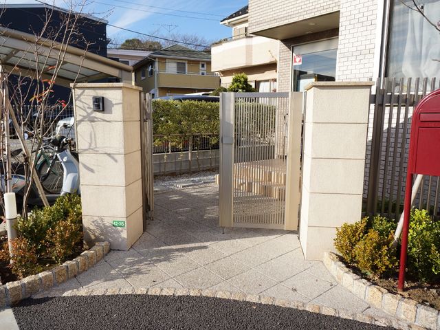 入口の開閉可能な門 玄関 清潔感のあるエントランスは、敷地内へのご来訪者を暖かく迎えます。スタッフとして迎える側に立つことで、やりがいも感じられるでしょう。