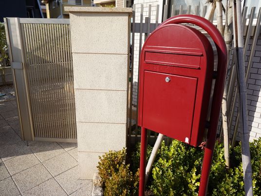 立派な門の脇に、真っ赤なポストが設置されている。サイズが大きな郵便物も受け取れるサイズで、受け取り口には鍵も付いている。