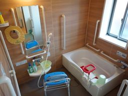 明るい介護用浴室