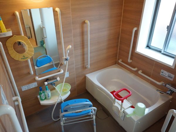 明るい介護用浴室