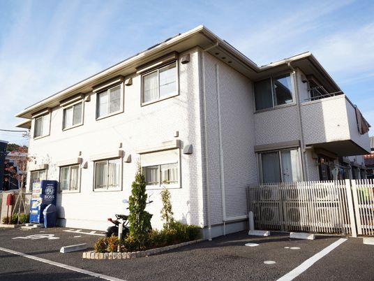 白い壁の建物外観