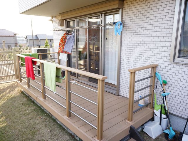 洗濯物が干されたバルコニー ベランダ 日当たりがよく開放的なバルコニーです。日々の洗濯物もこのように気持ちよく干すことができます。