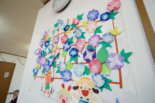 壁に飾られた手作りの花
