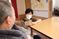 笑顔で対話する人々