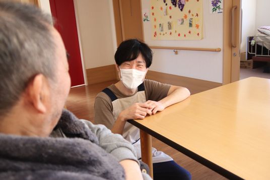 笑顔で対話する人々