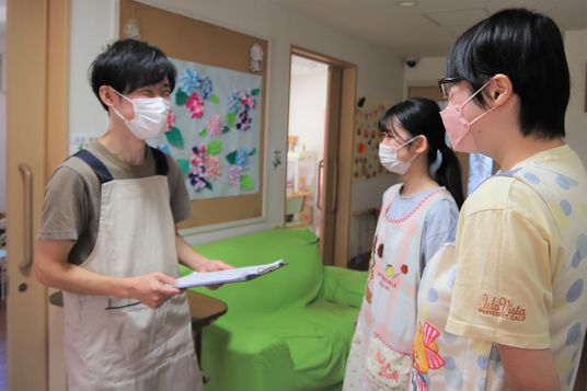 スタッフが会話する様子