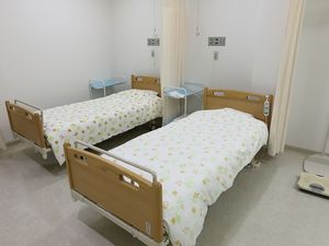 個室のベッド2台  