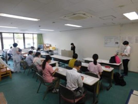 多目的室で集まる人々  