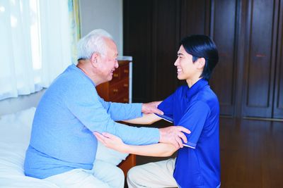 笑顔のスタッフと入居者の顔合わせ、居室