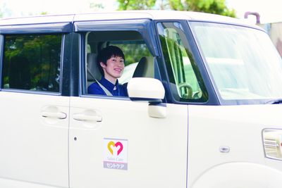 車を運転するスタッフ  