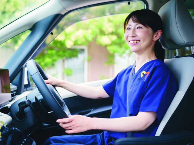 スタッフイメージ スタッフイメージ 笑顔のスタッフが運転している様子が見られます。親しみやすい雰囲気で働く環境を感じ取れます。