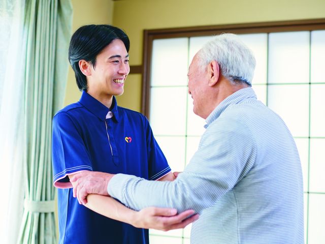 親しみのあるスタッフと利用者が向き合う居室 居室 スタッフが利用者に優しく向き合い、和やかな雰囲気を感じられる空間です。