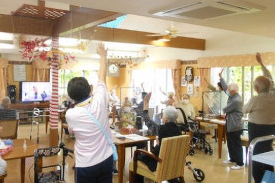 体操を楽しむ人々の空間