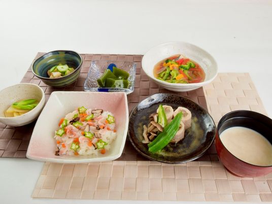 具だくさんのちらし寿司と煮物、スープ、野菜のおひたしなど品数が多い食事。