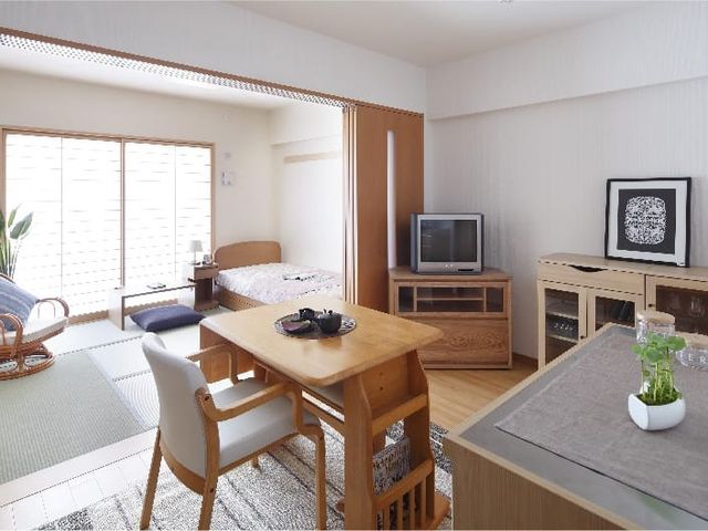 明るい洋室 洋室   自然光が差し込む、明るく落ち着いた洋室です。テーブルやテレビがあり、くつろぎやすい空間です。