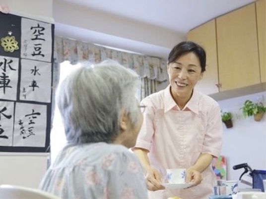 笑顔のスタッフと利用者