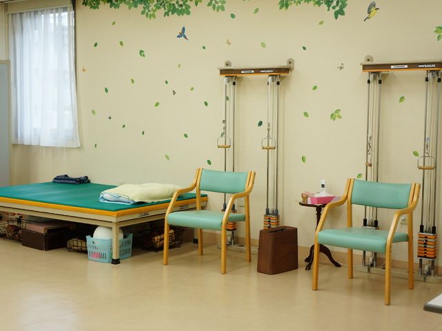 リハビリ用トレーニングルーム リハビリ室 明るく清潔な空間で、利用者さまのリハビリに配慮した設備が揃っています。