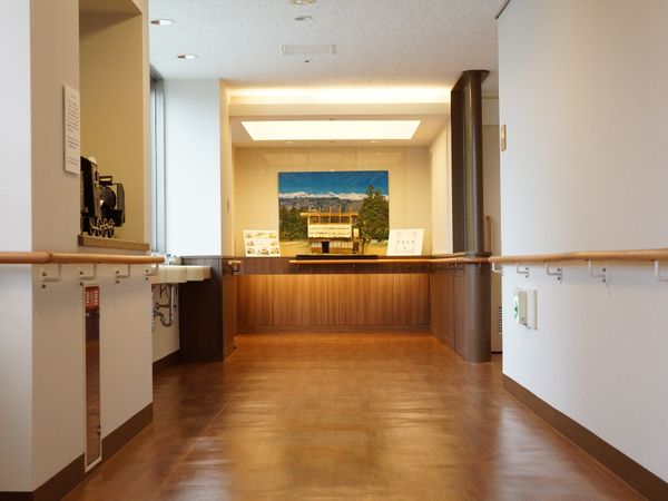 明るい廊下とフロント