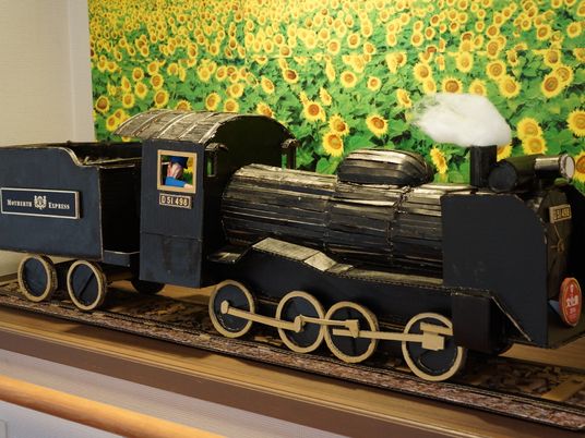 模型の列車とひまわり壁画
