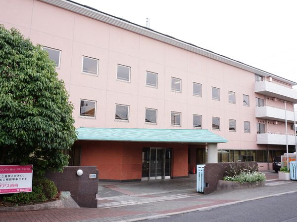 ピンクの壁の建物エントランス