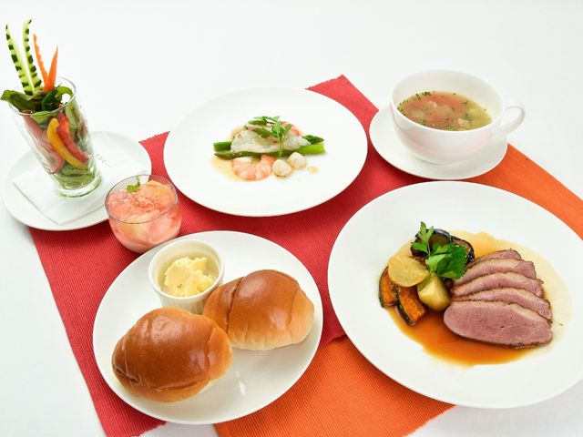 彩り豊かな食事提供場所 メニュー例 栄養バランスを考えた彩り豊かなお料理が並ぶ食卓です。皆さまの健康維持を支えるお食事を提供しています。