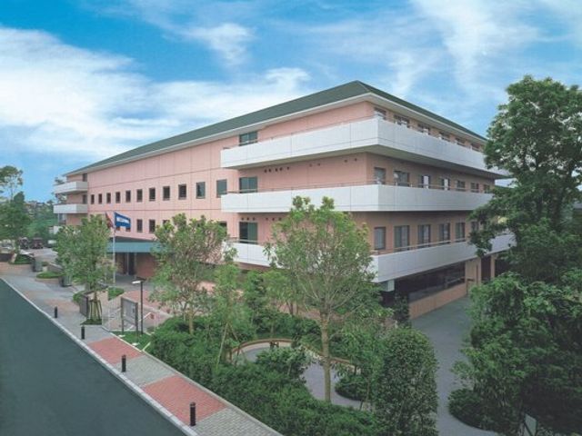 ピンクの外壁の建物 建物外観 清潔感のある外観で、周辺は整備された環境です。