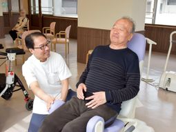 笑顔のケアスタッフと利用者