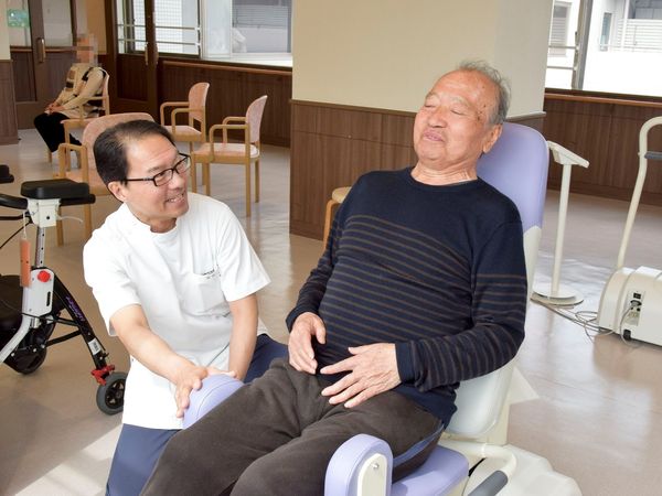 笑顔のケアスタッフと利用者