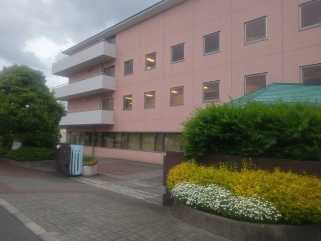 看板のクローズアップ 外観 暖かみのある色合いの壁に、シンプルな看板が目を引きます。