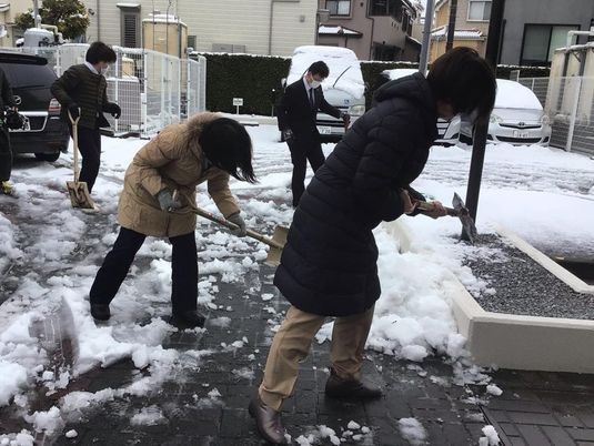 雪かきするスタッフの外観  