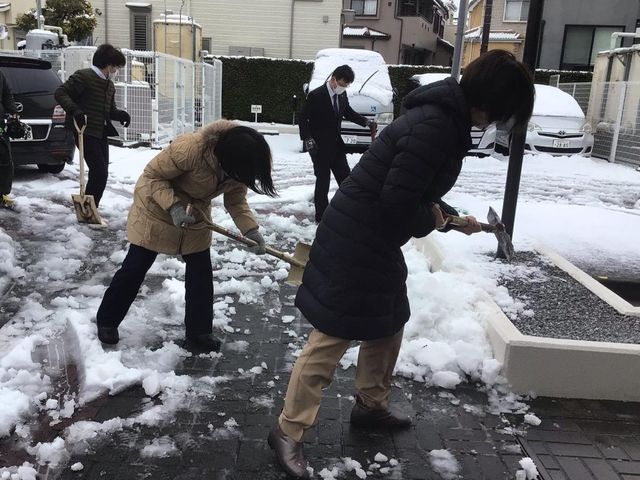 雪かきするスタッフの外観 外観   積もった雪を複数人で丁寧に除雪しており、通路の安全確保に取り組む様子が伝わります。寒い時期の勤務イメージを持ちやすい一枚です。