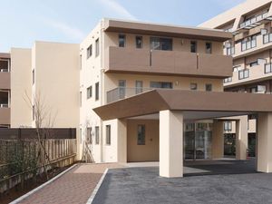 建物正面のエントランス  