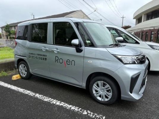 送迎車が並ぶ外観  