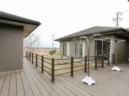 広々テラスと建物