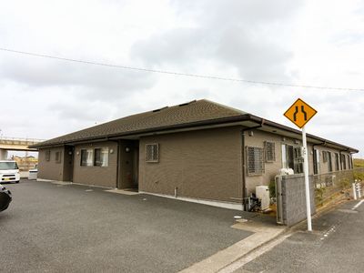 屋根付き駐車場付き建物