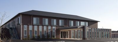 広々とした建物外観
