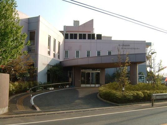 緑に囲まれた外観です  