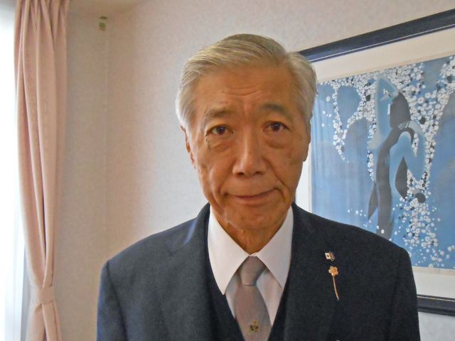 明るい室内の居室 居室   大きな窓から自然光が入り、温かみのある快適な居室です。壁には素敵な絵が飾られています。