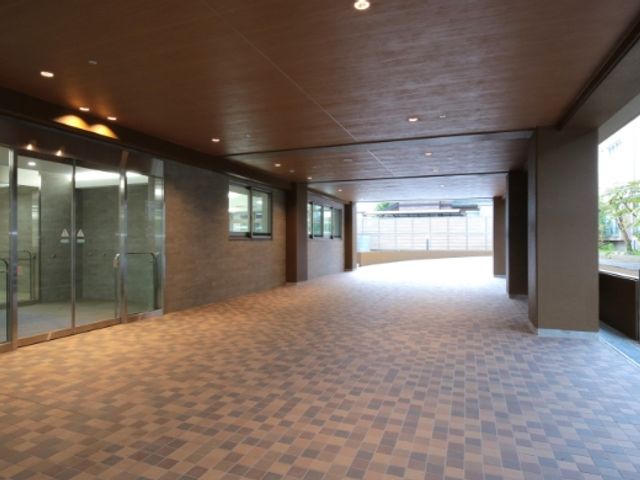 開放的なエントランス エントランス 広々とした出入口で、自然光が入り、明るく開放的な空間が広がっています。