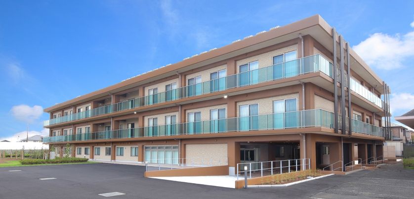 広い建物が特徴の外観
