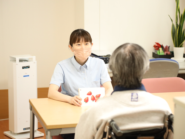 相談するスタッフと入居者 スタッフイメージ 落ち着いた雰囲気の中、スタッフが親身に話を聞き、安心して過ごせるサポートを提供しています。