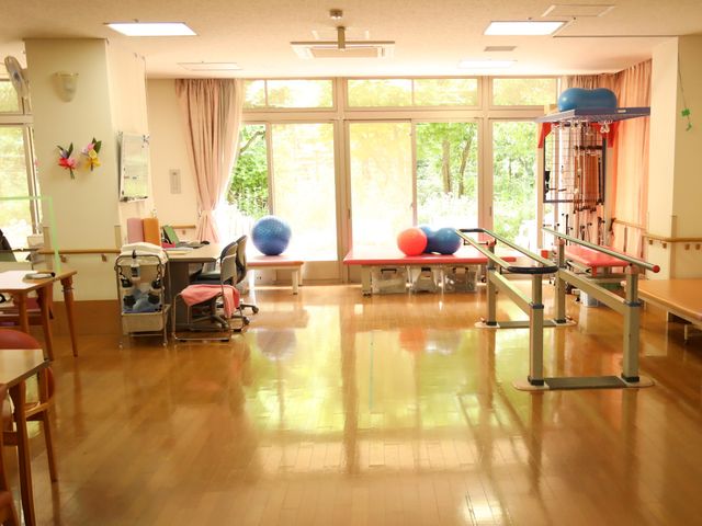明るい機能訓練室 機能訓練室 自然光がたっぷり降り注ぐ訓練室です。設備が充実しており、快適にトレーニングを行えます。