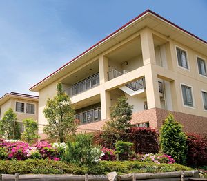 花々が飾る建物外観